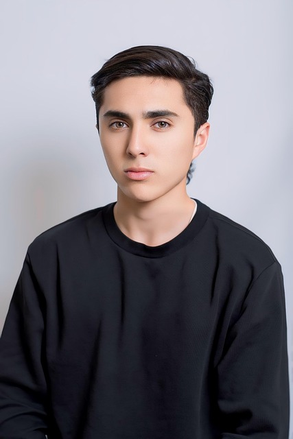 ilustración de preguntas y respuestas sobre ESG y finanzas sostenibles con iconos de hojas y gráficos